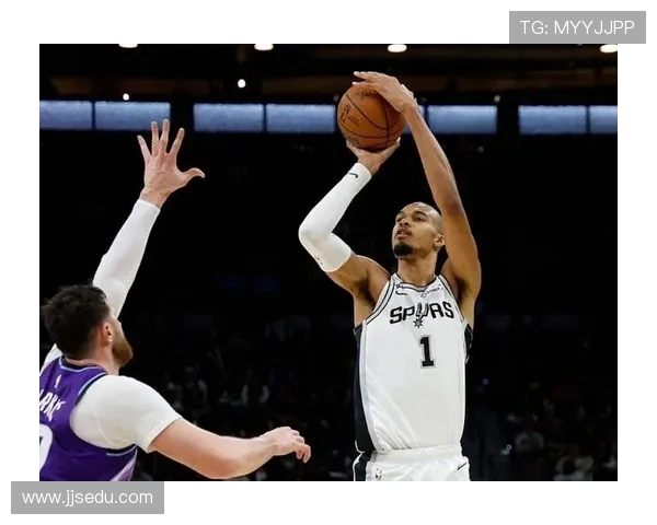 马刺与爵士激战正酣 双方球员表现引人关注胜负难料